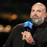 Andrew Whitworth sa pozerá z TNF na Prime v Caesars Superdome v New Orleans
