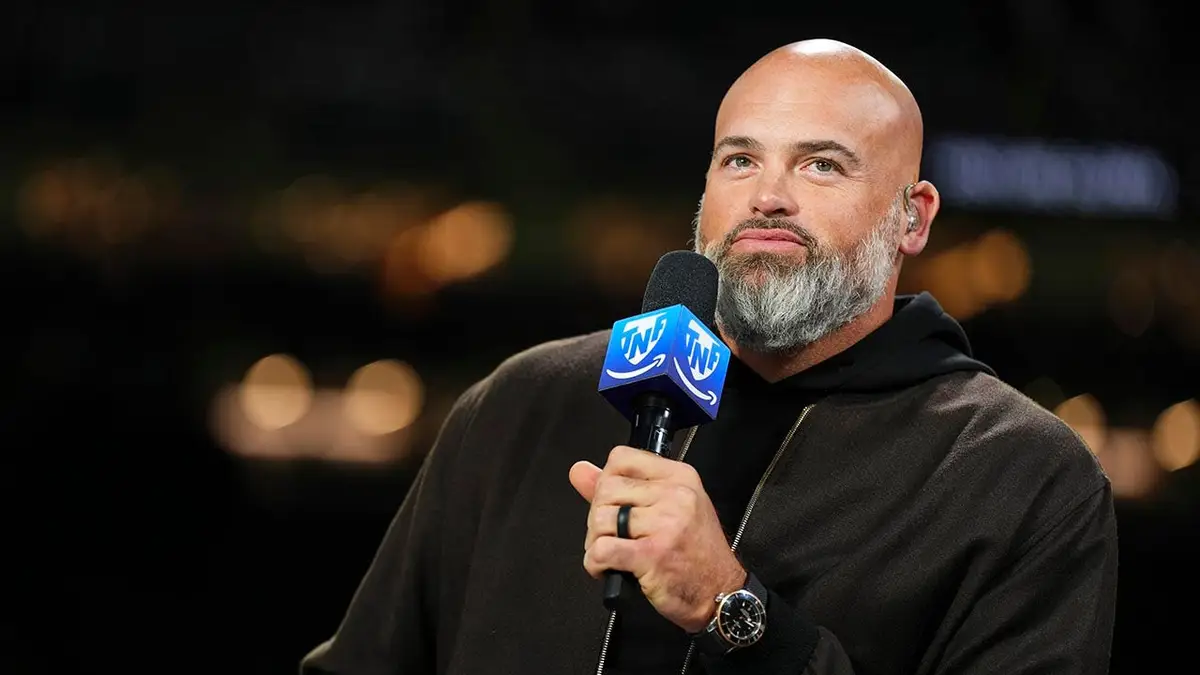 Andrew Whitworth sa pozerá z TNF na Prime v Caesars Superdome v New Orleans