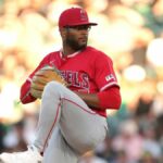 20. júna 2026; West Sacramento, Kalifornia, USA; Počiatočný nadhadzovač Los Angeles Angels Walbert Urena (57) hádže ihrisko proti Athletics počas prvej zmeny v Sutter Health Park. Povinný kredit: Darren Yamashita-Imagn Images