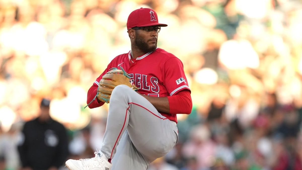 20. júna 2026; West Sacramento, Kalifornia, USA; Počiatočný nadhadzovač Los Angeles Angels Walbert Urena (57) hádže ihrisko proti Athletics počas prvej zmeny v Sutter Health Park. Povinný kredit: Darren Yamashita-Imagn Images