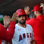 9. júna 2026; Anaheim, Kalifornia, USA; Lapač Los Angeles Angels Sebastian Rivero (38) je vítaný po tom, čo skóroval proti Houstonu Astros počas druhej zmeny na Angel Stadium. Povinný kredit: Gary A. Vasquez-Imagn Images
