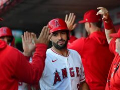 Angels dal C Sebastian Rivero (zlomená kosť hamate) na IL 9. júna 2026; Anaheim, Kalifornia, USA; Lapač Los Angeles Angels Sebastian Rivero (38) je vítaný po tom, čo skóroval proti Houstonu Astros počas druhej zmeny na Angel Stadium. Povinný kredit: Gary A. Vasquez-Imagn Images