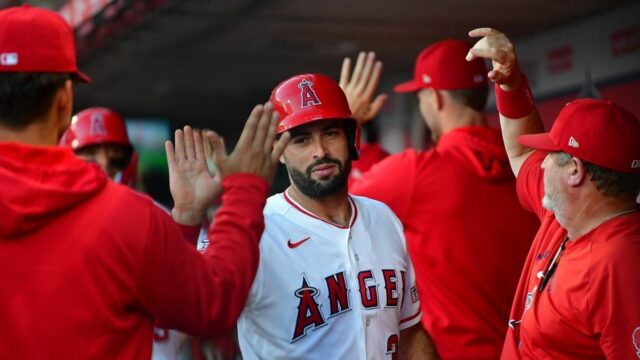 9. júna 2026; Anaheim, Kalifornia, USA; Lapač Los Angeles Angels Sebastian Rivero (38) je vítaný po tom, čo skóroval proti Houstonu Astros počas druhej zmeny na Angel Stadium. Povinný kredit: Gary A. Vasquez-Imagn Images