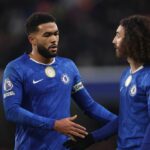 Reece James z Chelsea hovorí s Marcom Cucurellou