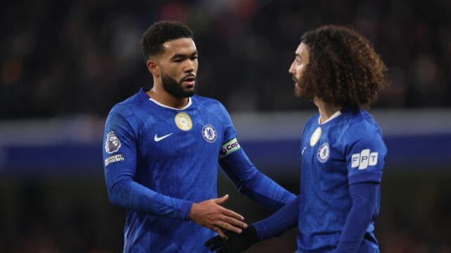 Reece James z Chelsea hovorí s Marcom Cucurellou