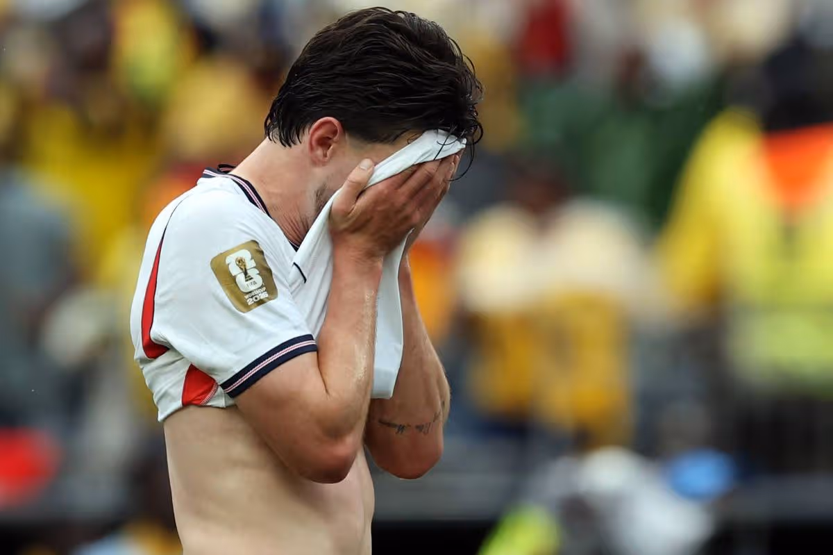 Declan Rice bol po remíze Anglicka spozorovaný, ako kríva.