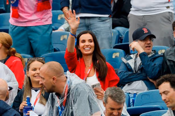 Anglické glam World Cup WAGs rozžiaria ihrisko počas fádnej Ghany