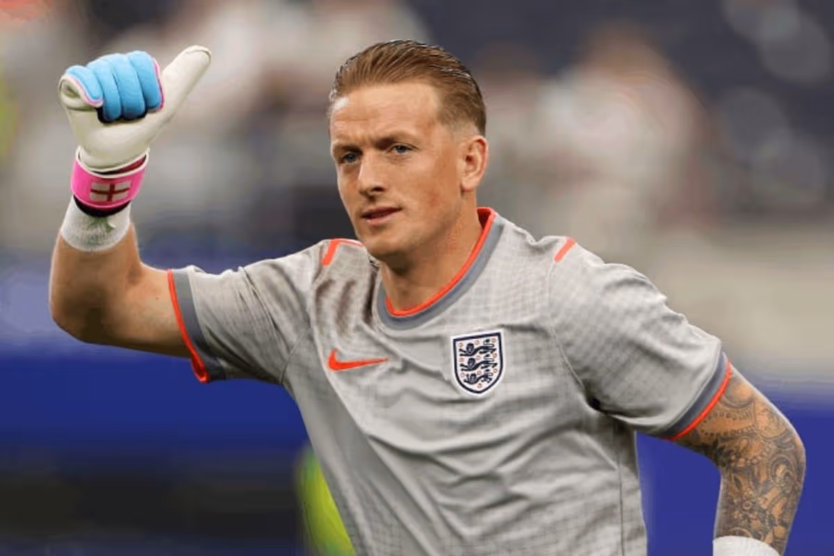 Jordan Pickford v predzápasovom drese Anglicka Nike x Palace