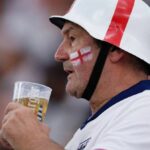 Anglicko Fanúšik popíjajúci pivo a nosiacu prilbu počas zápasu skupinovej fázy UEFA EURO 2024 medzi Dánskom a Anglickom vo Frankfurtskej aréne 20. júna 2024 vo Frankfurte nad Mohanom v Nemecku
