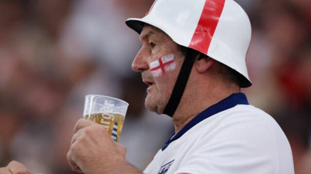 Anglicko Fanúšik popíjajúci pivo a nosiacu prilbu počas zápasu skupinovej fázy UEFA EURO 2024 medzi Dánskom a Anglickom vo Frankfurtskej aréne 20. júna 2024 vo Frankfurte nad Mohanom v Nemecku