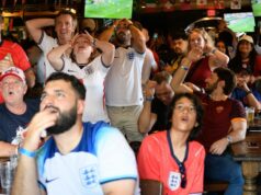 Anglickí fanúšikovia vykopli z texaskej krčmy počas zápasu už druhý večer v rade kvôli „zmrzačeniu“ Anglicko a Chorvátsko sledujú párty v The Londoner