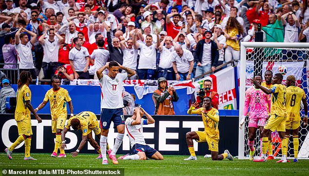 Anglickí fanúšikovia neveria vlastným očiam po tom, čo Harry Kane (v strede, na kolenách) vzplanul neskoro z ôsmich metrov