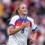 Georgia Stanway do prestávky zdvojnásobila náskok, keď zblízka vypichol center domácej Alessie Russoovej
