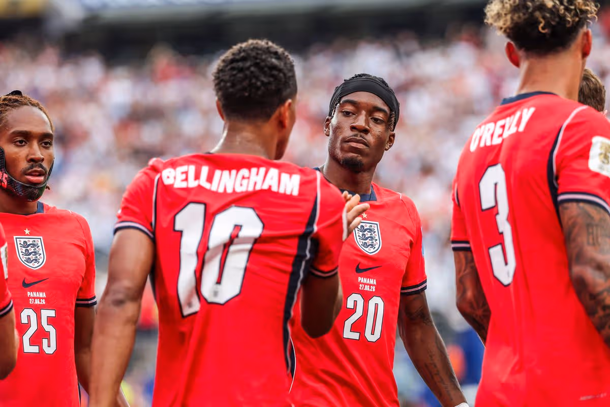 Jude BELLINGHAM z Anglicka oslavuje s Noni MADUEKEOM svoj gól počas zápasu skupiny L medzi Anglickom a Panamou 27. júna 2026 v East Rutherford v štáte New Jersey na majstrovstvách sveta vo futbale 2026 medzi Anglickom a Panamou.