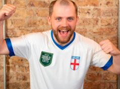 Anglický superfanúšik si na Majstrovstvá sveta dáva holohlavý ‚ostrovný‘ účes Thomasa Tuchela Rufus Benfell