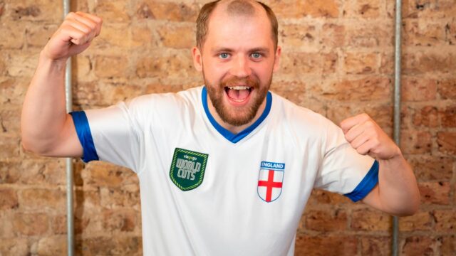 Anglický superfanúšik si na Majstrovstvá sveta dáva holohlavý 'ostrovný' účes Rufus Benfell