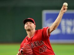 Anjeli dávajú Reidovi Detmersovi veľkú podporu pri hre Diamondbacks 16. júna 2026; Phoenix, Arizona, USA; Nadhadzovač Los Angeles Angels Reid Detmers (48) hádže v prvej smene proti Arizona Diamondbacks na Chase Field. Povinný kredit: Matt Kartozian-Imagn Images