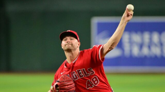 16. júna 2026; Phoenix, Arizona, USA; Nadhadzovač Los Angeles Angels Reid Detmers (48) hádže v prvej smene proti Arizona Diamondbacks na Chase Field. Povinný kredit: Matt Kartozian-Imagn Images