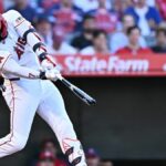 12. júna 2026; Anaheim, Kalifornia, USA; Pravý hráč Los Angeles Angels Jo Adell (7) zasiahol singlom počas prvej zmeny proti Tampe Bay Rays na Angel Stadium. Povinný kredit: William Liang-Imagn Images