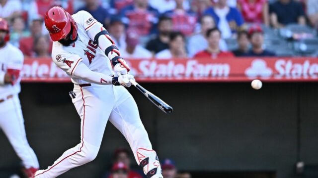 Anjeli sa usilujú o vzácne sériové zametanie proti Rays 12. júna 2026; Anaheim, Kalifornia, USA; Pravý hráč Los Angeles Angels Jo Adell (7) zasiahol singlom počas prvej zmeny proti Tampe Bay Rays na Angel Stadium. Povinný kredit: William Liang-Imagn Images