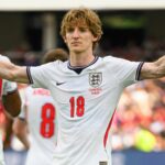 Anthony Gordon šprintuje pred frontu na futbalové majstrovstvá sveta v Anglicku Tuchel XI