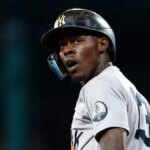 Jazz Chisholm Jr. s úsmevom počas bejzbalového zápasu vo Fenway Park v Bostone