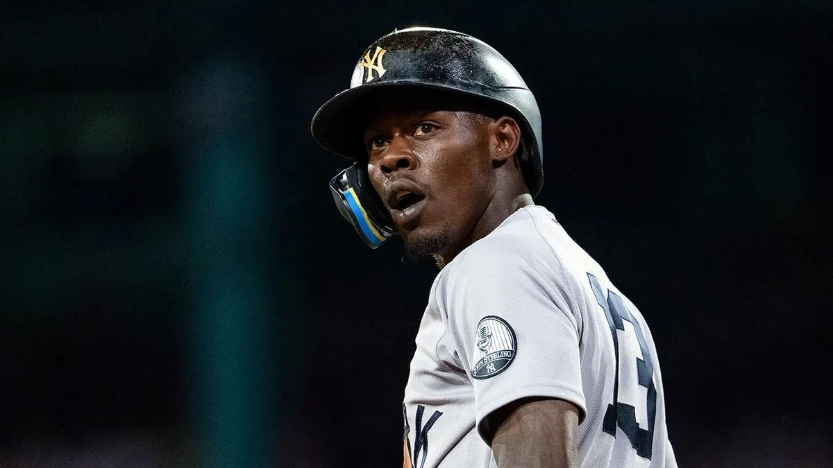 Jazz Chisholm Jr. s úsmevom počas bejzbalového zápasu vo Fenway Park v Bostone
