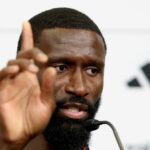 Antonio Rudiger hovorí s médiami počas tlačovej konferencie majstrovstiev sveta