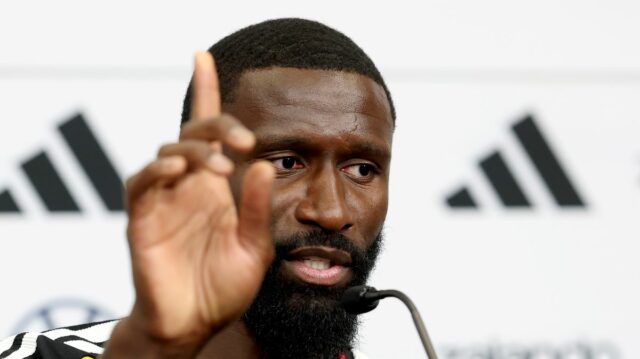 Antonio Rudiger si myslí, že Man Utd zmeškal „monštrum“, keďže Antonio Rudiger hovorí s médiami počas tlačovej konferencie majstrovstiev sveta
