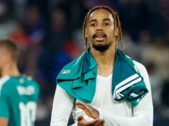 Arsenal a Liverpool uviedli do varu, keď PSG šokovalo rozhodnutie Bradleyho Barcola o prestupe Bradley Barcola #12 z Francúzska tlieska fanúšikom po medzinárodnom priateľskom futbalovom zápase medzi Francúzskom a Severným Írskom na Stade Pierre Mauroy - Decathlon Arena 8. júna 2026 vo Villeneuve d Ascq neďaleko Lille vo Francúzsku.