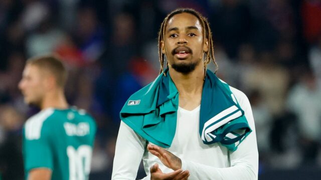 Arsenal a Liverpool uviedli do varu, keď PSG šokovalo rozhodnutie Bradley Barcola #12 z Francúzska tlieska fanúšikom po medzinárodnom priateľskom futbalovom zápase medzi Francúzskom a Severným Írskom na Stade Pierre Mauroy - Decathlon Arena 8. júna 2026 vo Villeneuve d Ascq neďaleko Lille vo Francúzsku.