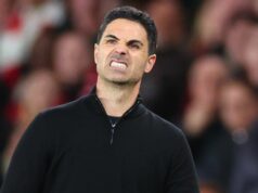 Arsenal čelí dlhému čakaniu na dokončenie prestupu, keďže prebiehali intenzívne rozhovory o presune Fabio Vieira oslavuje počas zápasu v Hamburgu