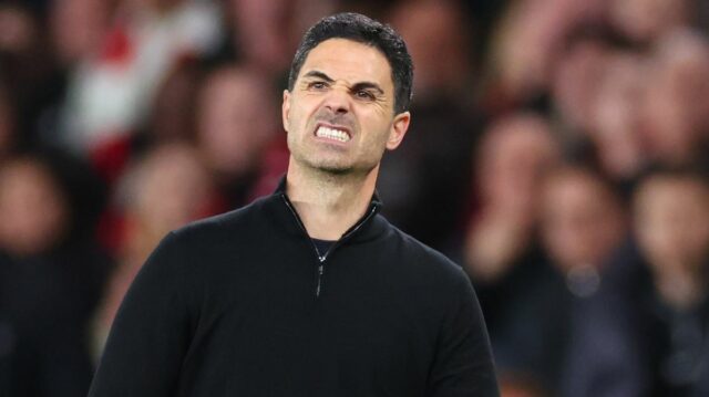 Fabio Vieira oslavuje počas zápasu v Hamburgu