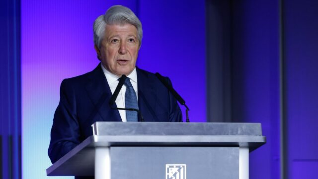 Arsenal dostal aktualizáciu prestupu Juliana Alvareza, keďže šéf Atlética Madrid Prezident Atlética Madrid Enrique Cerezo