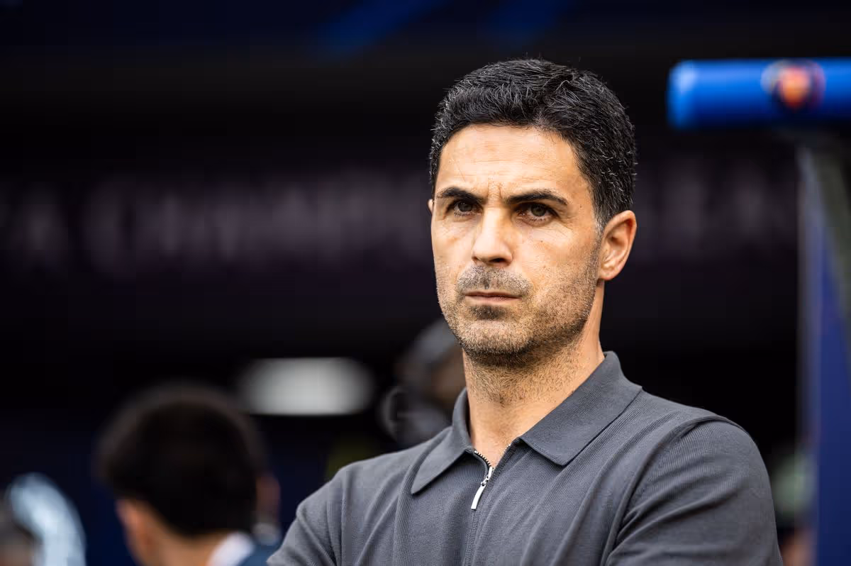 Mikel Arteta sa pozerá