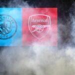 Odznaky Manchestru City a Arsenalu.
