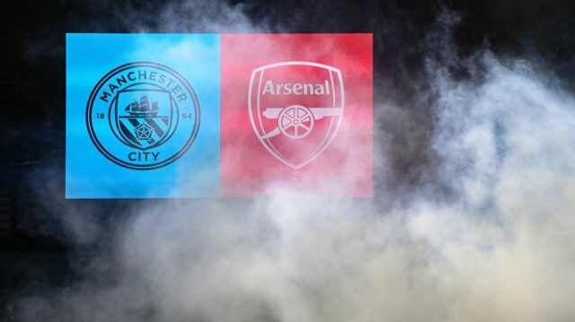Odznaky Manchestru City a Arsenalu.