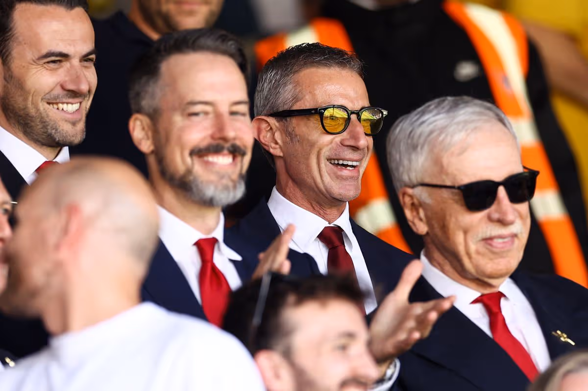 Andrea Berta na snímke so Stanom a Joshom Kroenke