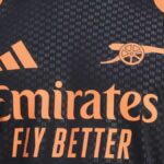 Detailný záber na tréningové tričko Arsenalu 2026/27
