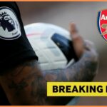 Hráč Newcastlu, logo Arsenalu a banner s najnovšími správami