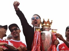 Arsenal rozdúchava lampy, grilovačky a Josha Kroenkeho – Inside trophy parade ako tisíce línií ulíc Josh Kroenke