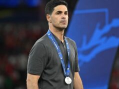 Arsenal ‚rozhodne o ďalších štyroch prestupoch a odchodoch‘ po smútku v Lige majstrov BUDAPEŠŤ, MAĎARSKO - 30. mája: Mikel Arteta, manažér klubu Arsenal FC, vyzerá po zápase finále Ligy majstrov UEFA 2026 medzi Parížom Saint-Germain a Arsenalom FC v Puskas Arene 30. mája 2026 v maďarskej Budapešti. (Foto: Sebastian Frej/Getty Images)
