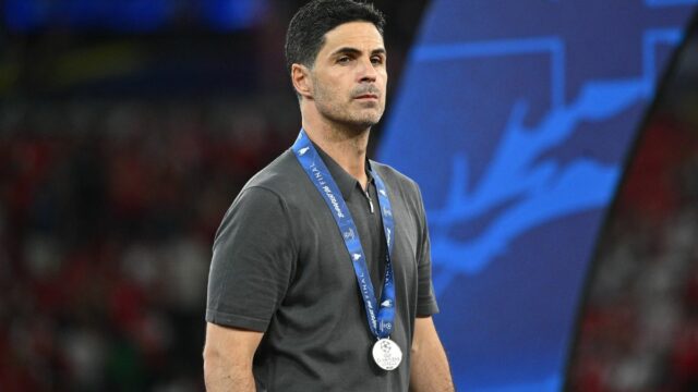 BUDAPEŠŤ, MAĎARSKO - 30. mája: Mikel Arteta, manažér klubu Arsenal FC, vyzerá po zápase finále Ligy majstrov UEFA 2026 medzi Parížom Saint-Germain a Arsenalom FC v Puskas Arene 30. mája 2026 v maďarskej Budapešti. (Foto: Sebastian Frej/Getty Images)