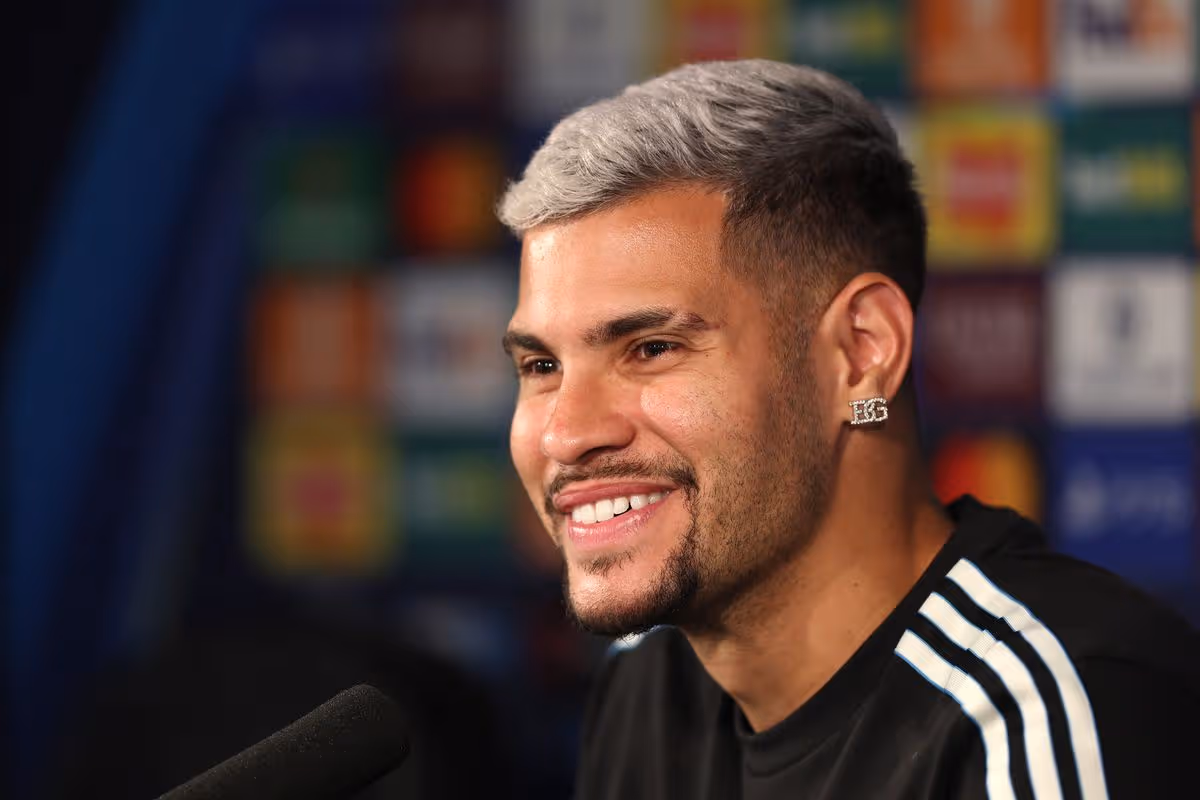 Bruno Guimaraes počas tlačovej konferencie Newcastle United