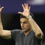 Španielsky manažér Arsenalu Mikel Arteta gestikuluje počas finálového futbalového zápasu Ligy majstrov UEFA medzi Parížom Saint-Germain (PSG) a Arsenalom FC v Puskas Arene