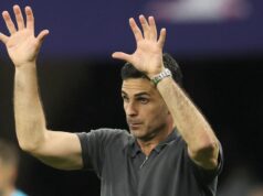 Arsenal už potvrdil 10 odchodov hráčov a ďalší dvaja by mohli odísť v hromadnom exode Španielsky manažér Arsenalu Mikel Arteta gestikuluje počas finálového futbalového zápasu Ligy majstrov UEFA medzi Parížom Saint-Germain (PSG) a Arsenalom FC v Puskas Arene