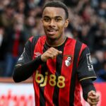 Eli Junior Kroupi z Bournemouthu oslavuje po strelení gólu na 1:0- počas zápasu Premier League medzi Bournemouthom a Manchestrom City na Vitality Stadium.