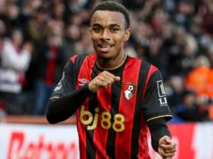 Arsenal získal obrovskú prestupovú podporu Eli Junior Kroupi ako hlavné rozhodnutie o prestupe útočníka Eli Junior Kroupi z Bournemouthu oslavuje po strelení gólu na 1:0- počas zápasu Premier League medzi Bournemouthom a Manchestrom City na Vitality Stadium.