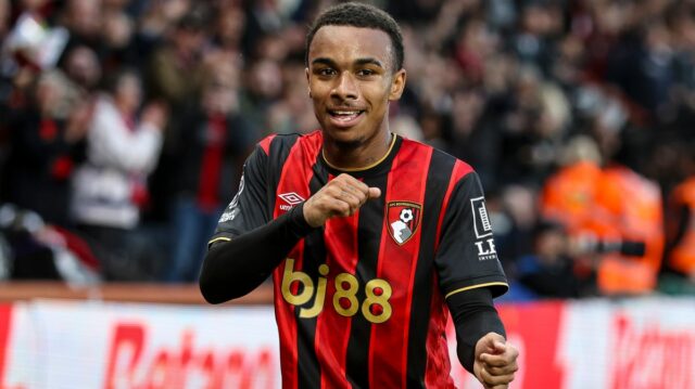 Eli Junior Kroupi z Bournemouthu oslavuje po strelení gólu na 1:0- počas zápasu Premier League medzi Bournemouthom a Manchestrom City na Vitality Stadium.