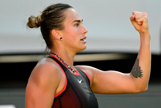 Bieloruska Aryna Sabalenková reaguje po víťazstve vo štvrťfinále dvojhry proti Češke Nikole Bartunkovej na turnaji WTA500 Berlin Tennis Open v Berlíne 19. júna 2026. 